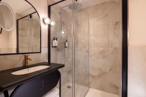 Habitación Doble Superior del hotel Maison Hamelin Paris - Handwritten Collection. Foto 4