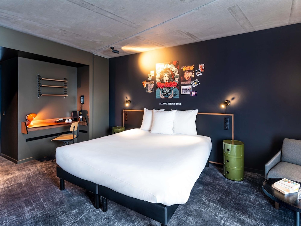 Habitación Superior con 1 cama doble, 1 sofá cama individual y balcón del hotel Ibis Styles Paris Villejuif