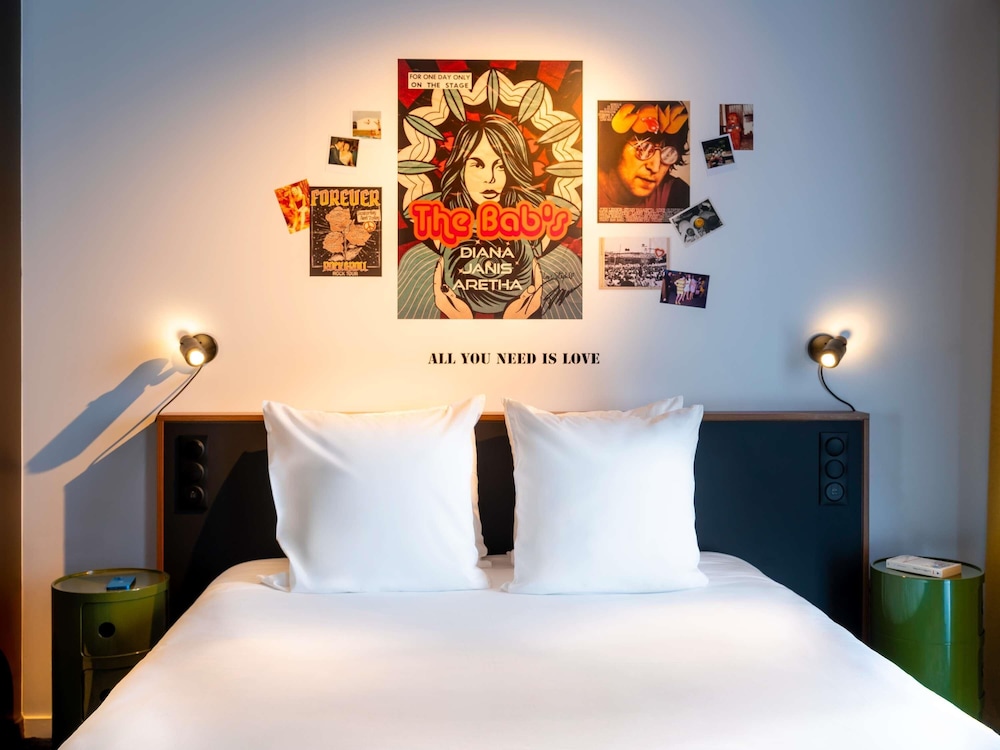 Habitación Premium familiar con 1 cama doble, 1 sofá cama y 2 camas individuales del hotel Ibis Styles Paris Villejuif