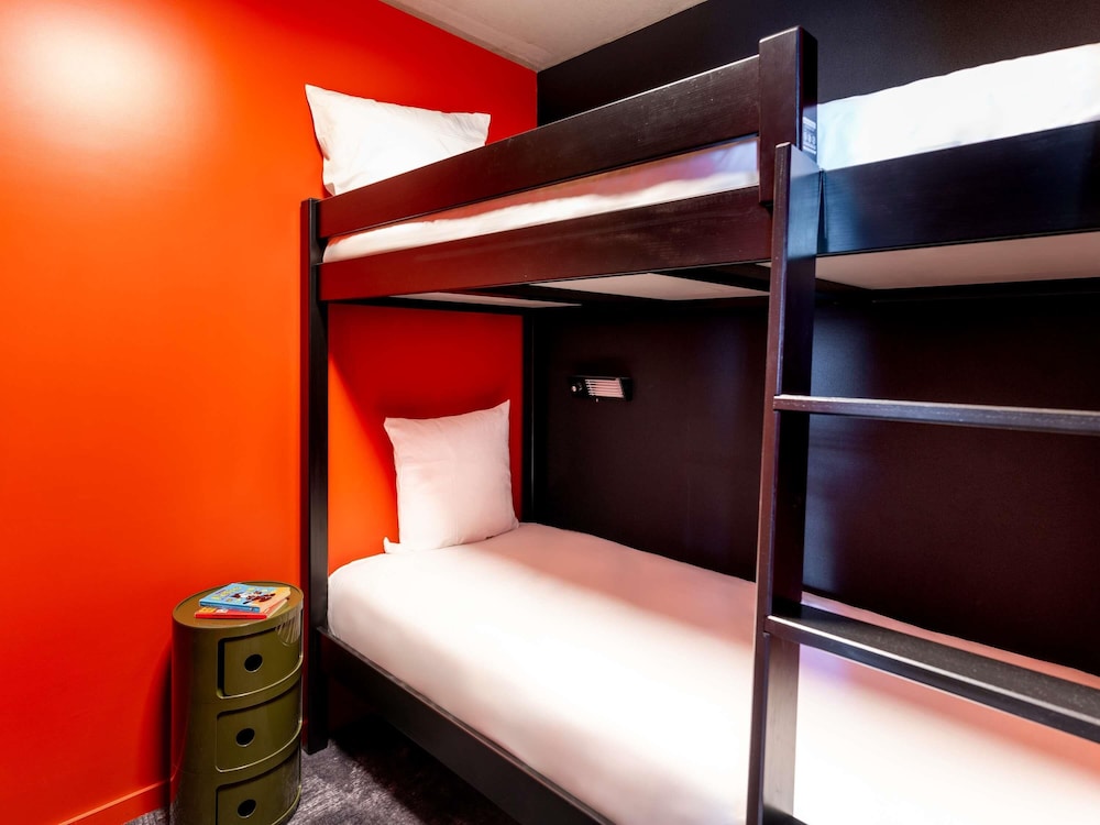 Habitación Premium familiar con 1 cama doble, 1 sofá cama y 2 camas individuales del hotel Ibis Styles Paris Villejuif. Foto 1