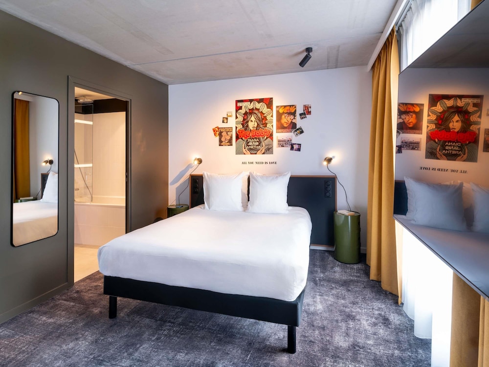 Habitación Premium familiar con 1 cama doble, 1 sofá cama y 2 camas individuales del hotel Ibis Styles Paris Villejuif. Foto 4