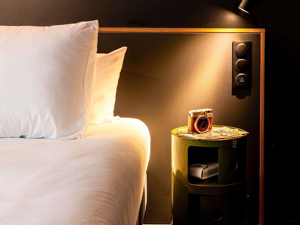 Habitación Premium familiar con 1 cama doble, 1 sofá cama y 2 camas individuales del hotel Ibis Styles Paris Villejuif. Foto 5
