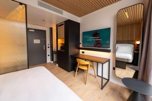 Habitación con cama grande del hotel YOTELPAD London Stratford