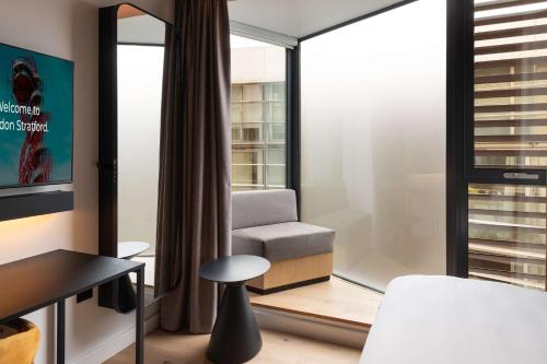 Habitación con cama grande del hotel YOTELPAD London Stratford. Foto 3