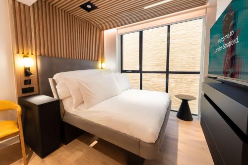 Habitación con cama grande del hotel YOTELPAD London Stratford. Foto 7