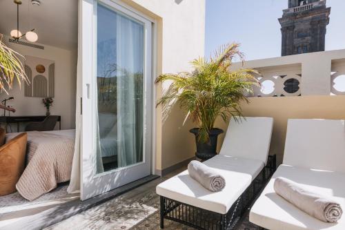 Habitación Doble Premium con terraza del hotel MASANET Emblematic Adults Only. Foto 1