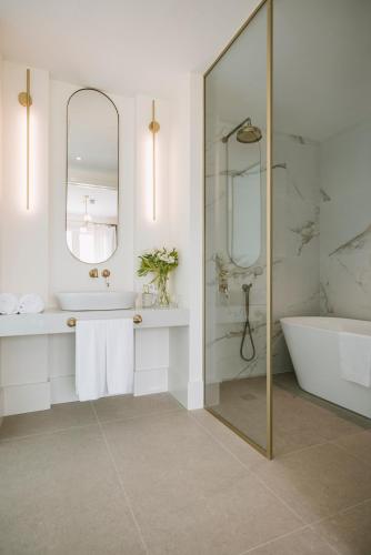 Habitación Doble Premium con terraza del hotel MASANET Emblematic Adults Only. Foto 4