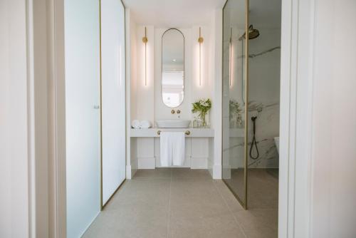 Habitación Doble Premium con terraza del hotel MASANET Emblematic Adults Only. Foto 7