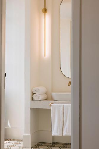 Habitación Doble Deluxe con Balcón del hotel MASANET Emblematic by Airnest. Foto 2