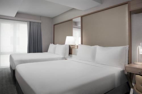 Habitación con 2 camas grandes del hotel SpringHill Suites by Marriott New York Manhattan Times Square