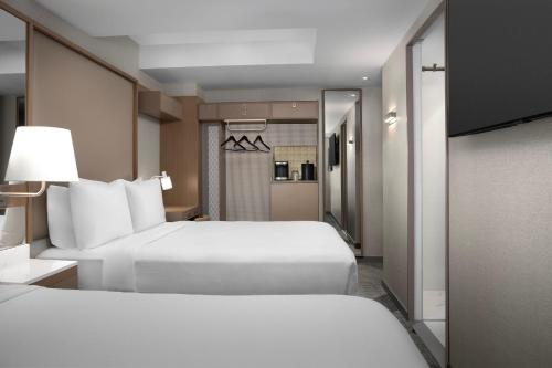 Habitación con 2 camas grandes del hotel SpringHill Suites by Marriott New York Manhattan Times Square. Foto 1