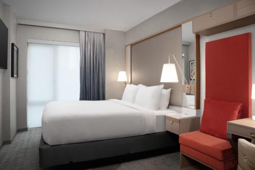 Habitación con cama extragrande. del hotel SpringHill Suites by Marriott New York Manhattan Times Square