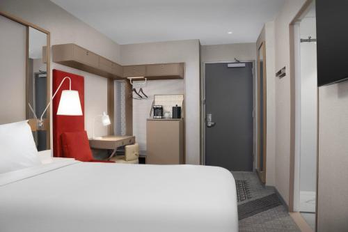 Habitación con cama extragrande. del hotel SpringHill Suites by Marriott New York Manhattan Times Square. Foto 1