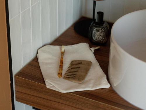 Suite Junior Superior con 1 cama doble y ropa de cama del hotel Hotel Fort St Laurent Lyon - Handwritten Collection