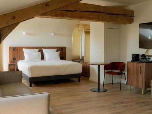 Suite Junior Superior con 1 cama doble y ropa de cama del hotel Hotel Fort St Laurent Lyon - Handwritten Collection. Foto 1