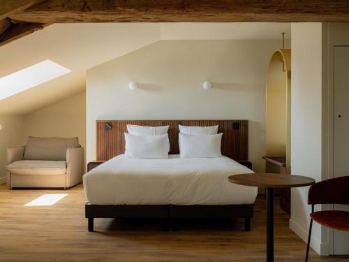Suite Junior Superior con 1 cama doble y ropa de cama del hotel Hotel Fort St Laurent Lyon - Handwritten Collection. Foto 2