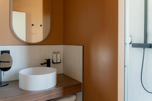 Suite Junior Superior con 1 cama doble y ropa de cama del hotel Hotel Fort St Laurent Lyon - Handwritten Collection. Foto 3