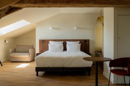 Suite Junior Superior con 1 cama doble y ropa de cama del hotel Hotel Fort St Laurent Lyon - Handwritten Collection. Foto 5