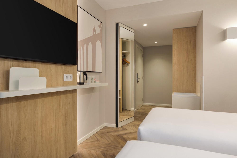 Habitación estándar, 2 camas individuales, balcón (Furnished, Free Breakfast) del hotel Holiday Inn Express Evora, an IHG Hotel. Foto 3