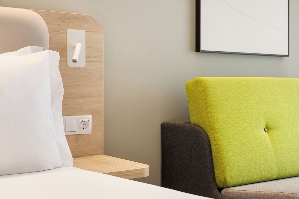 Habitación estándar, 1 cama de matrimonio con sofá cama (Free Breakfast) del hotel Holiday Inn Express Evora, an IHG Hotel. Foto 1