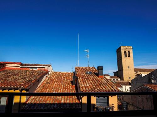 Habitación Doble Estándar con Terraza del hotel Ibis budget Logroño Centro. Foto 3