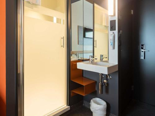 Habitación Doble Estándar con Terraza del hotel Ibis budget Logroño Centro. Foto 4