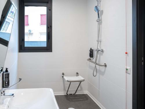 Habitación Doble Estándar - Adaptada - 2 camas del hotel Ibis budget Logroño Centro. Foto 4