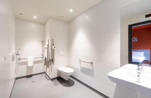 Habitación Doble Estándar - Adaptada - 2 camas del hotel Ibis budget Logroño Centro. Foto 5
