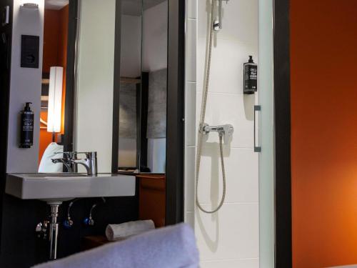Habitación Doble Estándar - 2 camas del hotel Ibis budget Logroño Centro. Foto 6