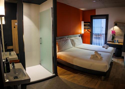 Habitación Doble Estándar - 2 camas del hotel Ibis budget Logroño Centro. Foto 7