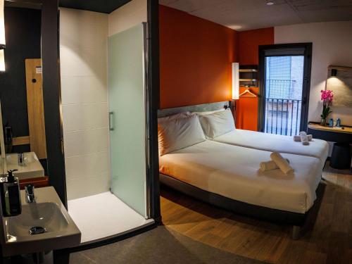 Habitación Doble Estándar - 2 camas del hotel Ibis budget Logroño Centro. Foto 8