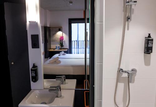 Habitación Doble Estándar - 2 camas del hotel Ibis budget Logroño Centro. Foto 13