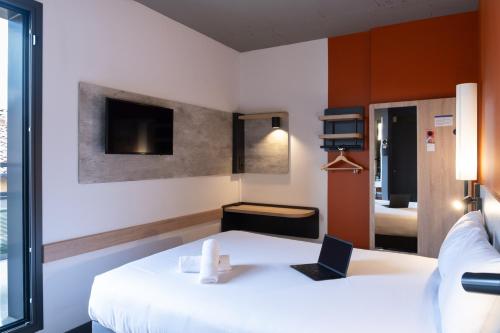 Habitación Doble Estándar con Terraza del hotel Ibis budget Logroño Centro. Foto 6
