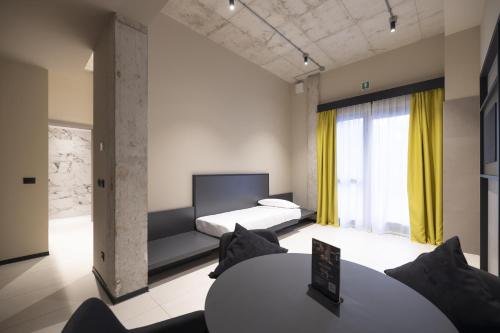 Junior suite Lujo 1 Cama king 3 sofás camas del hotel Joy 124 Milano. Foto 2