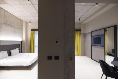 Junior suite Lujo 1 Cama king 3 sofás camas del hotel Joy 124 Milano. Foto 3