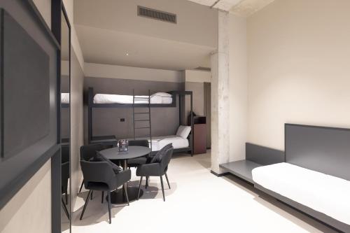 Junior suite Lujo 1 Cama king 3 sofás camas del hotel Joy 124 Milano. Foto 6
