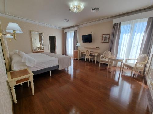 Habitación doble con balcón del hotel Bossh Alicia. Foto 1