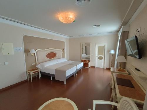 Habitación doble con balcón del hotel Bossh Alicia. Foto 3