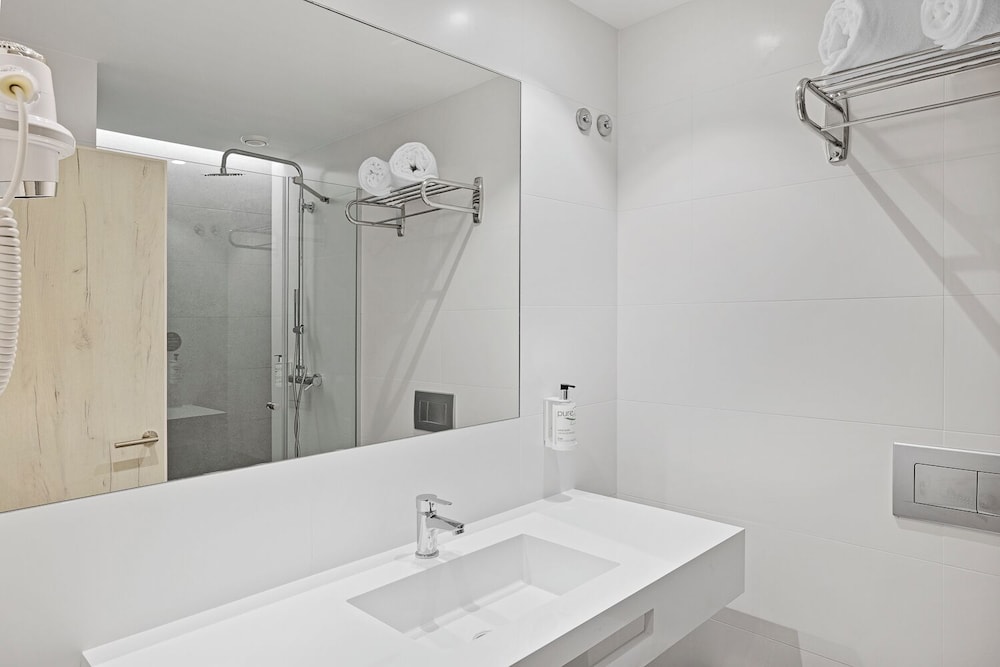 Habitación Doble Superior del hotel B&B HOTEL Leiria Fatima. Foto 4