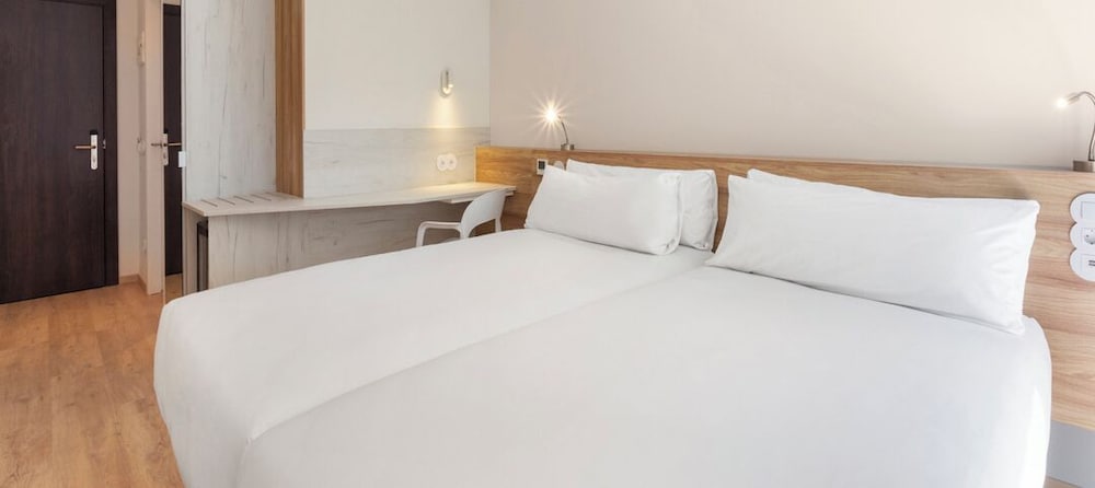 Habitación con 2 camas individuales del hotel B&B HOTEL Leiria Fatima