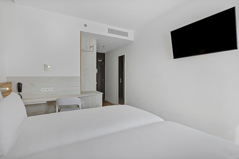 Habitación con 2 camas individuales del hotel B&B HOTEL Leiria Fatima. Foto 1