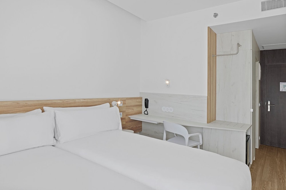 Habitación con 2 camas individuales del hotel B&B HOTEL Leiria Fatima. Foto 3