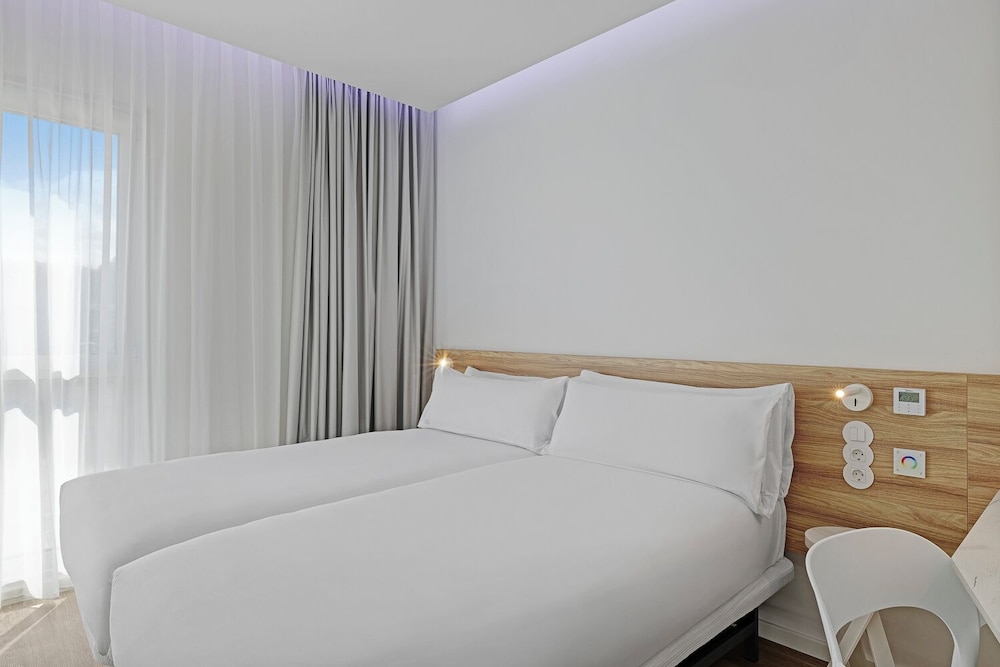 Habitación con 2 camas individuales del hotel B&B HOTEL Leiria Fatima. Foto 4