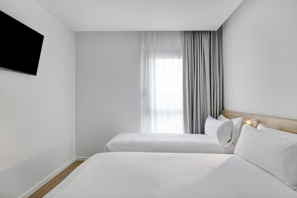 Habitación Triple del hotel B&B HOTEL Leiria Fatima. Foto 1