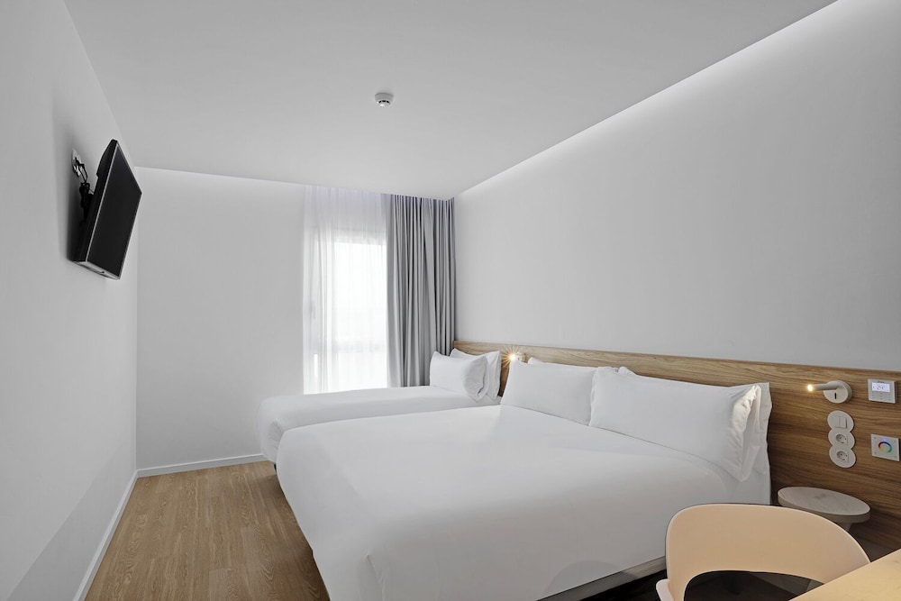Habitación Triple del hotel B&B HOTEL Leiria Fatima. Foto 3