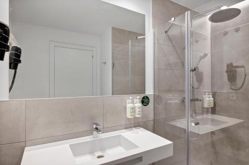 Habitación Doble Deluxe del hotel B&B Madrid Fuenlabrada Retail Park. Foto 2