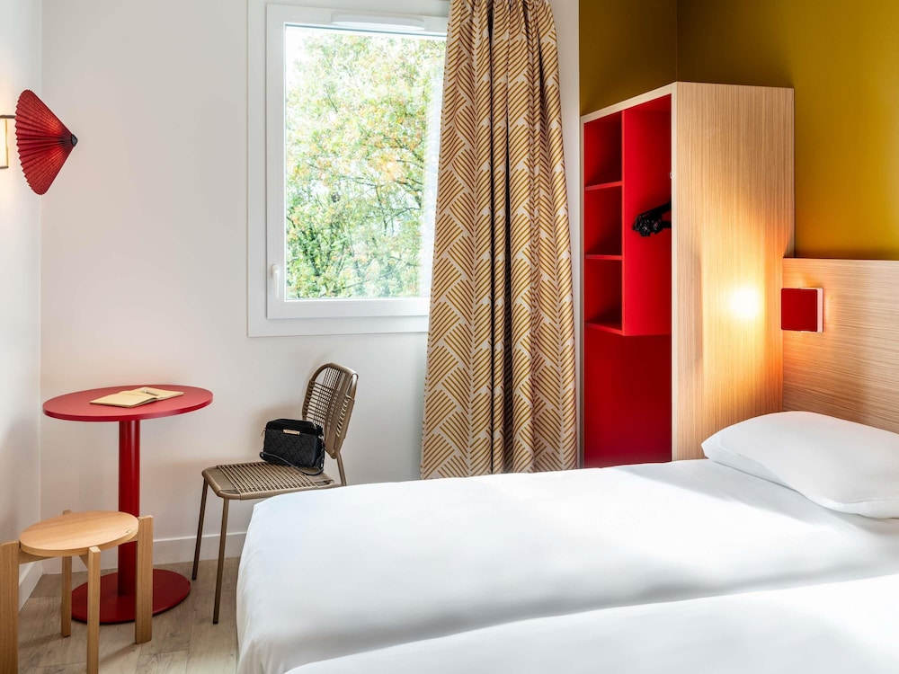 Habitación Standard con 2 camas individuales del hotel Ibis Styles Prévessin Genève Aéroport. Foto 1