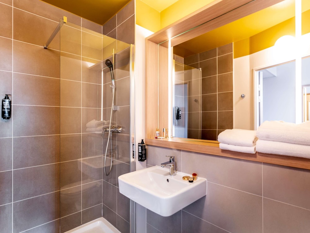 Habitación Standard con 2 camas individuales del hotel Ibis Styles Prévessin Genève Aéroport. Foto 5