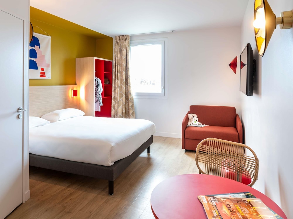Habitacion Standard con 1 cama doble y 1 cama individual del hotel Ibis Styles Prévessin Genève Aéroport