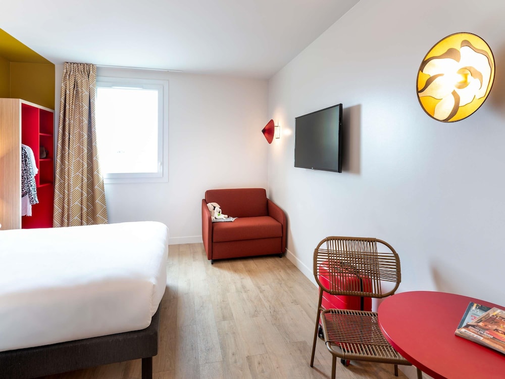 Habitacion Standard con 1 cama doble y 1 cama individual del hotel Ibis Styles Prévessin Genève Aéroport. Foto 4
